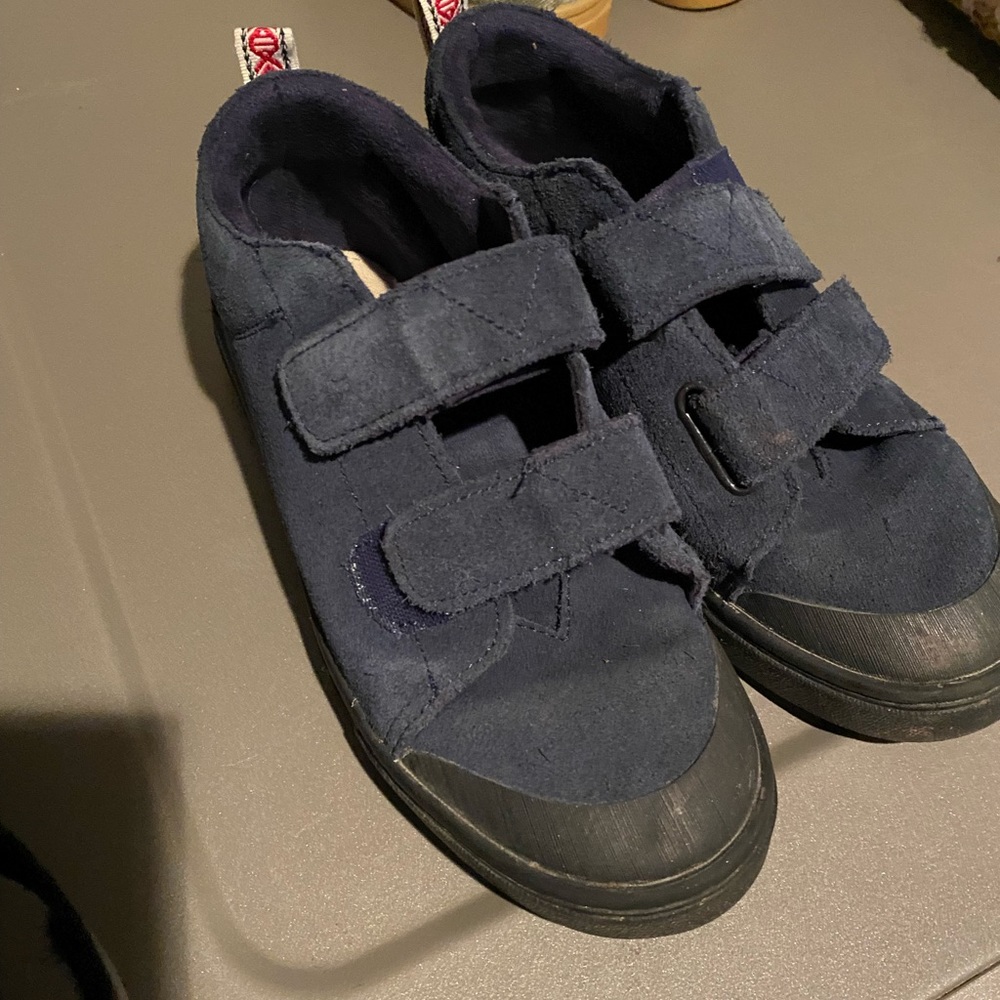 Toms, size 2.5